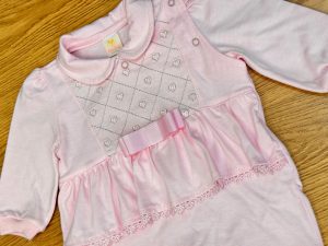 Saída de maternidade bordada rosa
